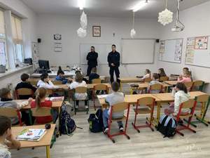policjanci w szkole podczas spotkania z młodzieżą