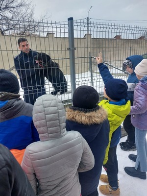 przewodnik psa służbowego podczas prelekcji o bezpieczeństwie