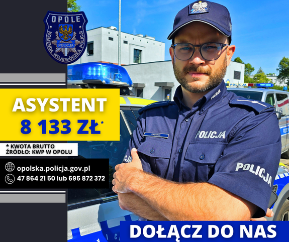 POLICJANT NA TLE RADIOWOZU