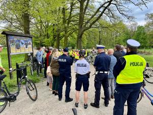 kadr zdjęcia przedstawia mundurowych na spotkaniu stojący tyłem do planu a przodem do uczestników spotkania