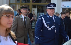 komendant kluczborskiej policji stojący w obecności innych przedstawicieli służb mundurowych