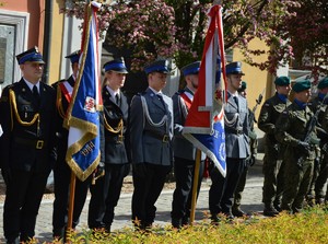 stojący policjanci w poczcie sztandarowym