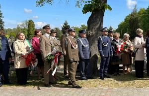 komendant stojący w obecności innych przedstawicieli służb mundurowych