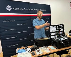 policyjny technik przetuje swój sprzęt w specjalnej walizce