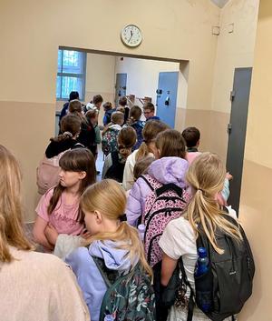 dzieci zwiedzające areszty, wchodzą do pomieszcseń