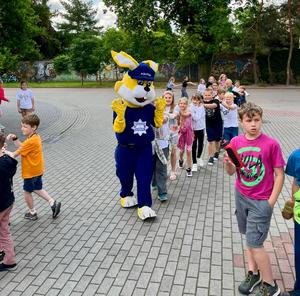 policuś maskotka opolskiej policji bawi się z dziećmi na zewnątrz