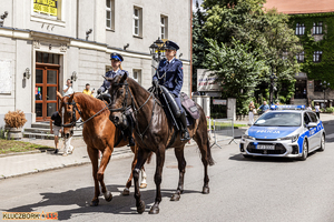 dwie policjantki na koniach