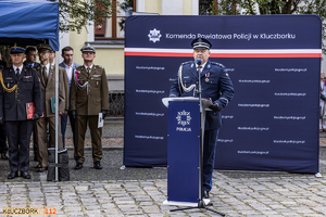 komendant kluczborskich policjantów przemawiający przy mównicy