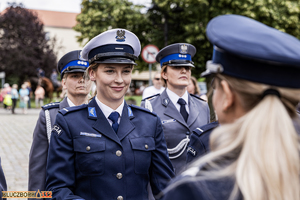 policjantka z ruchu drogowego otrzymująca awans na wyższy stopień służbowy