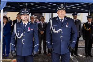 komendant powiatowy policji stojący ze swoim zastępcom