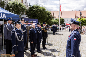 dowódca uroczystości składający meldunek Komendantowi Wojewódzkiemu Policji w Opolu