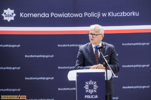 burmistrz Kluczborka przemawiający na uroczystości