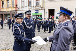Pani Komendant wręczająca akt nominacyjny na wyższy stopień służbowy
