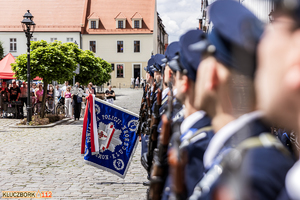 widoczny sztandar kluczborskiej jednostki
