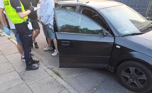 Policjanci wraz z zatrzymanym przy pojeździe