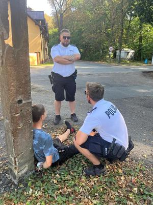 parol policjantów wraz z zatrzymanym przy drzewie