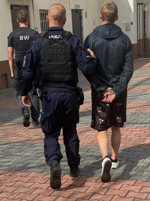 Policjant prowadzący zatrzymanego