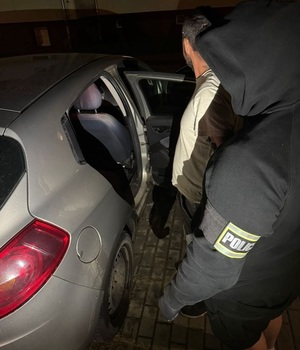 zdjęcie kolorowe: poszukiwany mężczyzna zatrzymany przez kluczborskich policjantów