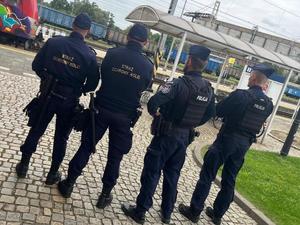 Policjanci wraz z służbą ochrony kolei