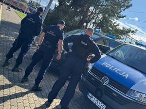 Policjanci na peronie wraz z służbą ochrony koli