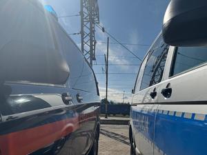 radiowóz i samochód służby ochrony kolei na peronie