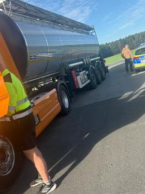 Zatrzymani kierowcy rozliczani przez patrol policji