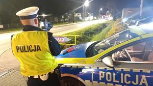 policjant z radarem przy radiowozie
