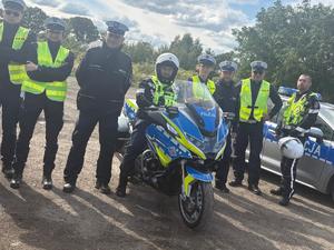 policjanci przy radiowozie