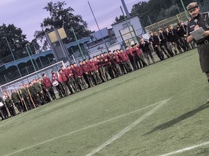 Harcerze stojący na boisku