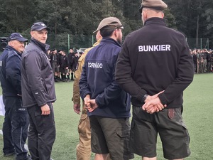 zbiórka harcerzy na środku boiska