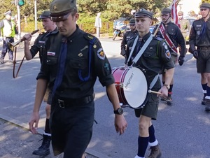 harcerze na przejściu