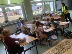 policjantka w klasie na zajęciach