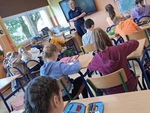 policjantka w klasie na zajęciach