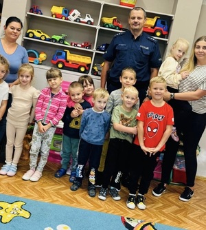 zdjęcie: policjant podczas spotkania z dziećmi