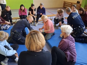 kobiety na macie z policjantami i fantomami