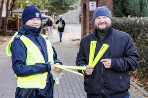 policjantka z radnym i odblaskami