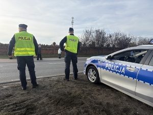 policjanci przy cmentarzu