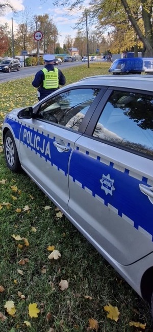 policjant przy radiowozie