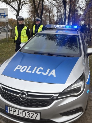 policjanci przy radowozie