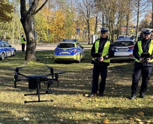 policjanci z dronem służbowym