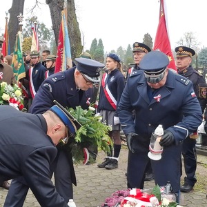 komendant , straż pożarna i zakład karny podczas składania kwiatów