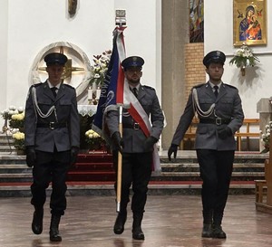 policjanci z pocztem sztandarowym