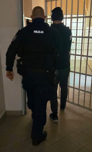 policjant wraz z zatrzymaym