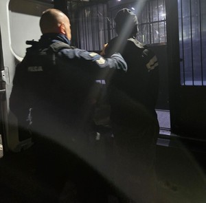 policjant i zatrzymany wsiadający do auta