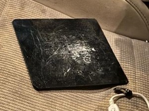 czarna taca na której jest widoczny biały proszek