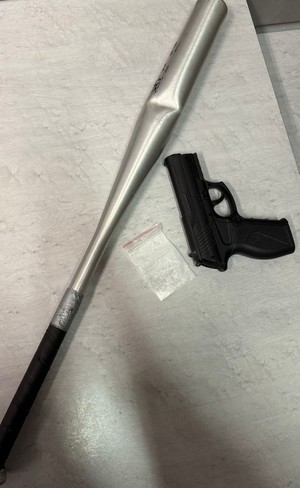 kij bejsbolowy i atrapa broni oraz woreczek strunowy z białą substancją