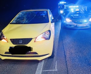 samochód seat na miejscu zdarzenia i służby ratynkowe