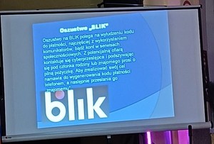 plansza z prezentacji mówiąca o oszustwie na blik