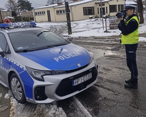 policjantka z radarem przy radiowozie