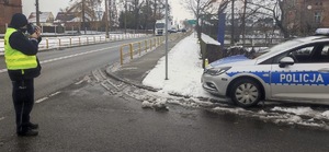 policjant z radarem przy krawędzi jezdni